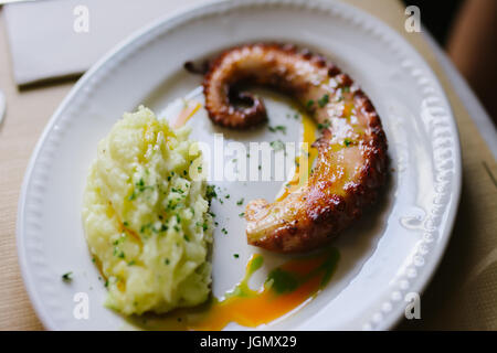 Gegrillter Tintenfisch mit Kartoffel-Püree und Paprika Öl, Tiefenschärfe, von oben Stockfoto