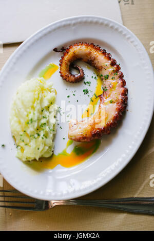 Gegrillter Tintenfisch mit Kartoffel-Püree und Paprika Öl, Tiefenschärfe, von oben Stockfoto