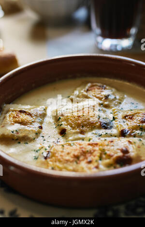 köstlichen Ravioli mit Käse überbacken, auf dem antiken Teller im restaurant Stockfoto