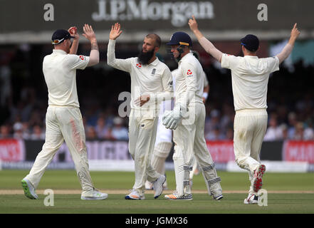 Englands Moeen Ali (zweiter von links) feiert, wobei das Wicket Südafrikas Theunis de Bruyn tagsüber vier von der ersten Investec Testspiel an des Herrn, London. Stockfoto