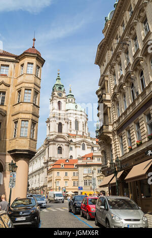 Ansicht der Kirche des Heiligen Nikolaus (St. Nicholas Church) in Mala Strana oder Kleinseite in Prag, Tschechische Republik, in der Tageszeit. Stockfoto