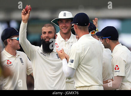 Englands Moeen Ali (zweiter von links) feiert das Wicket Südafrikas Keshav Maharaj, seiner fünften des Spiels nehmen, tagsüber Spiel vier der ersten Investec Test bei Herrn, London. Stockfoto