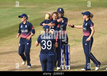 England-Spielerinnen feiern ihren Sieg über Australien Frauen während der ICC-Frauen WM auf dem County Ground, Bristol übereinstimmen. Stockfoto