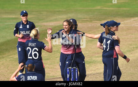 England-Spielerinnen feiern ihren Sieg über Australien Frauen während der ICC-Frauen WM auf dem County Ground, Bristol übereinstimmen. Stockfoto