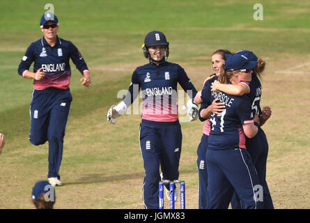 England-Spielerinnen feiern ihren Sieg über Australien Frauen während der ICC-Frauen WM auf dem County Ground, Bristol übereinstimmen. Stockfoto