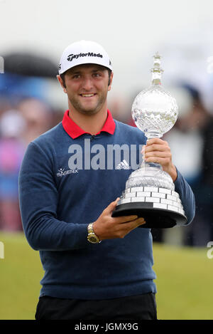 Spaniens Jon Rahm mit der Trophäe nach dem Gewinn der Dubai Duty Free Irish Open im Golfclub Portstewart. Stockfoto