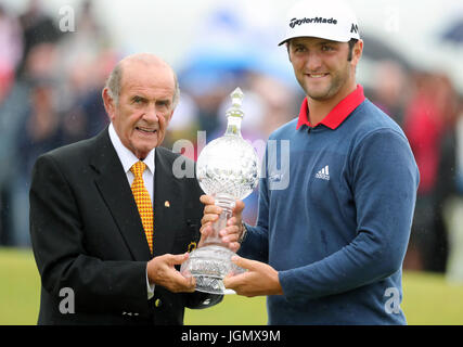 Spaniens Jon Rahm mit der Trophäe nach dem Gewinn der Dubai Duty Free Irish Open im Golfclub Portstewart. Stockfoto