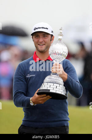 Spaniens Jon Rahm mit der Trophäe nach dem Gewinn der Dubai Duty Free Irish Open im Golfclub Portstewart. Stockfoto