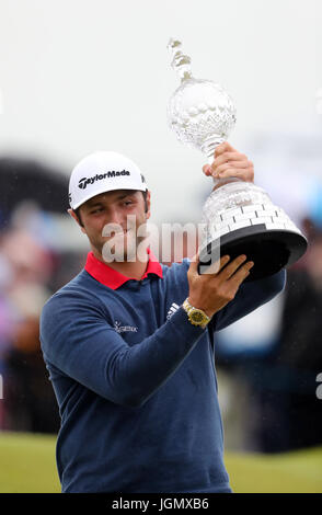 Spaniens Jon Rahm mit der Trophäe nach dem Gewinn der Dubai Duty Free Irish Open im Golfclub Portstewart. Stockfoto