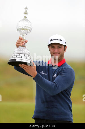 Spaniens Jon Rahm mit der Trophäe nach dem Gewinn der Dubai Duty Free Irish Open im Golfclub Portstewart. Stockfoto