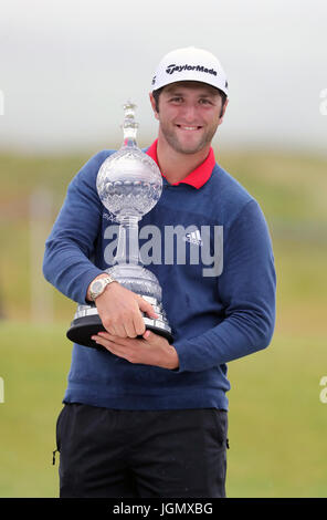 Spaniens Jon Rahm mit der Trophäe nach dem Gewinn der Dubai Duty Free Irish Open im Golfclub Portstewart. Stockfoto