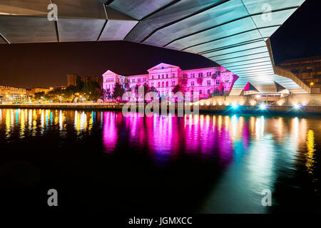 Pedro Arrupe Brücke und der Universität von Deusto im Hintergrund gemalt mit rosa Licht, Bilbao, Vizcaya, Baskenland Stockfoto