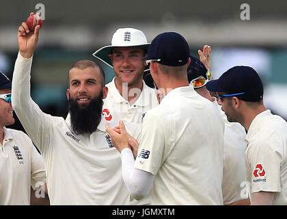 Englands Moeen Ali (zweiter von links) feiert das Wicket Südafrikas Keshav Maharaj, seiner fünften des Spiels nehmen, tagsüber Spiel vier der ersten Investec Test bei Herrn, London. Stockfoto