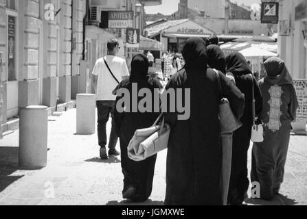 Muslim-Lady mit Blick auf den Fluss Stockfoto