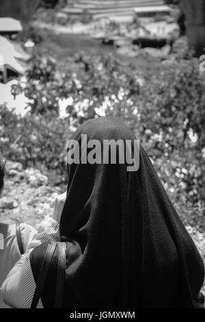 Muslim-Lady mit Blick auf den Fluss Neretva, Bosnien Stockfoto