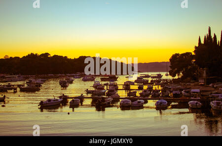 Hafen von Cavtat mit Sonnenuntergang im Hintergrund Stockfoto