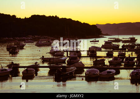 Hafen von Cavtat mit Sonnenuntergang im Hintergrund Stockfoto