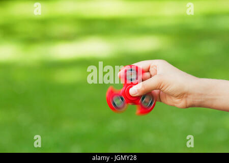 Kind hand mit zappeln Spinner Stockfoto