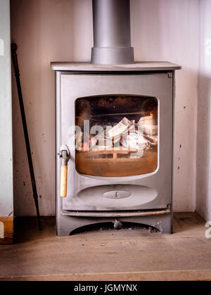 Eine silberne holzbefeuerten Herd grundiert und bereit zum Vorschein Stockfoto