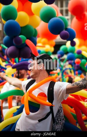 London, UK. 6. Juli 2017.  Pride-Parade; Tausende von Menschen marschieren durch die Londoner in der Feier der STUDENTENORGANISATIONEN + stolz.  © Simon King / Alamy Liv Stockfoto