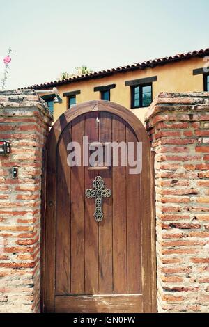 gewölbte Tor in Außenwand, Mission San Juan Capistrano, Kalifornien Stockfoto