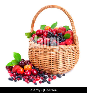 Frische Beeren im Korb isoliert auf weißem Hintergrund Stockfoto