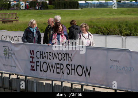 Menschen am ersten RHS Chatsworth Flower Show über eine vorübergehende Flussbrücke kommt man auf die andere Seite - Chatsworth House, Derbyshire, England, UK. Stockfoto