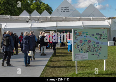 Heimatzeit - eine große Schar von Menschen sind Fuß aus der Ausfahrt zu den ersten RHS Chatsworth Flower Show, Chatsworth House, Derbyshire, England, UK. Stockfoto