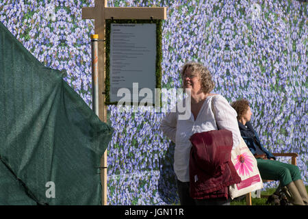 Frau eng studieren der Speisekarte vor einem Restaurant - Showground am ersten RHS Chatsworth Flower Show, Chatsworth House, Derbyshire, England, UK. Stockfoto