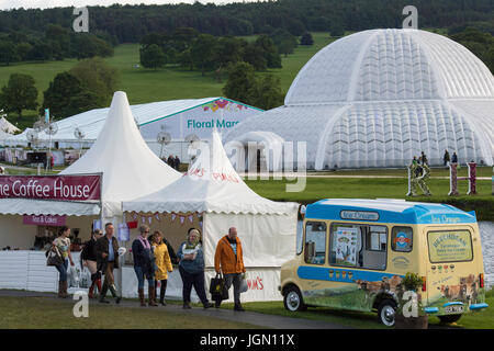 Showground bei RHS Chatsworth Flower Show (Besucher, Markisen, Zelte, Great Conservatory & Eis van) Chatsworth House, Derbyshire, England, UK. Stockfoto