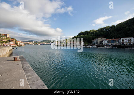 Große Engel Blick auf Pasajes Hafen Eingang mit Fischerdörfer San Juan und San Pedro (Pasajes, Guipuzcoa, Spanien). Stockfoto