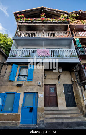 Typisches Haus mit mittelalterlichen Look in San Juan Dorf - Pasai Donibane (Pasajes, Guipuzcoa, Spanien). Stockfoto