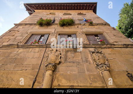 Große Engel-Blick auf die Fassade eines mittelalterlichen Hauses im Dorf San Juan - Pasai Donibane (Pasajes, Guipuzcoa, Spanien). Stockfoto