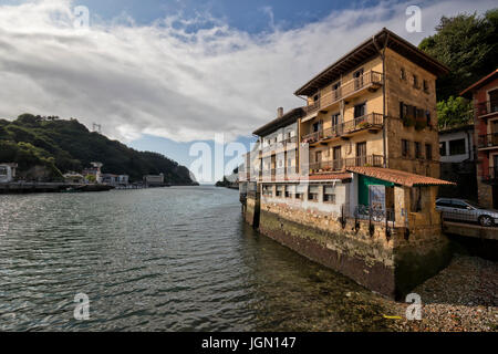 Alte mittelalterliche Haus am Meer, im Dorf San Juan - Pasai Donibane (Pasajes, Guipuzcoa, Spanien). Stockfoto