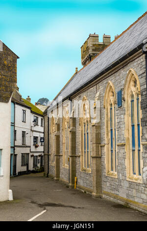 Die engen Gassen und die ehemalige Kirche im "Old Town" Teil von Looe auf der südlichen Küste von Cornwall, England, UK Stockfoto