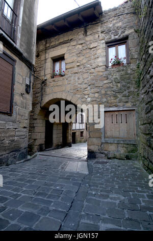 Mittelalterliches Haus mit einer kleinen Straße Passage in San Juan Dorf - Pasai Donibane (Pasajes, Guipuzcoa, Spanien). Stockfoto