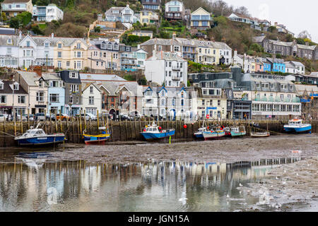 Eine Mischung aus verschiedenen Farben und den Stil der Häuser in West Looe übersehen die kleine Fischereiflotte in Looe River, Looe, Cornwall, England, Großbritannien Stockfoto