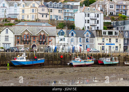 Eine Mischung aus verschiedenen Farben und den Stil der Häuser in West Looe übersehen die kleine Fischereiflotte in Looe River, Looe, Cornwall, England, Großbritannien Stockfoto