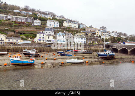 Eine Mischung aus verschiedenen Farben und den Stil der Häuser in West Looe mit Blick auf die Brücke über die Looe River, Looe, Cornwall, England, UK Stockfoto