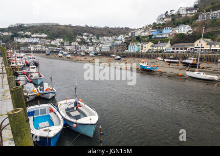 Eine Mischung aus verschiedenen Farben und den Stil der Häuser in West Looe übersehen die kleine Fischereiflotte in Looe River, Looe, Cornwall, England, Großbritannien Stockfoto