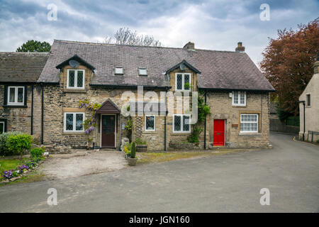 Stein-Ferienhäuser im Zentrum von Castleton, Peak District, Derbyshire, England, UK Stockfoto