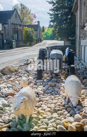 Ornamentale Schafe und ein Oldtimer grauen Ferguson-Traktor vor The George Hotel in Hathersage, Peak District, Derbyshire, England, UK Stockfoto