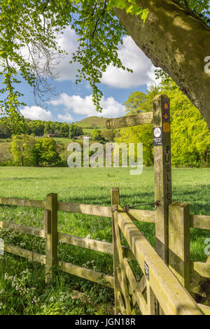 Der Hügel Faszinierenderweise namens High-Low angesehen von Dore Lane in Hathersage, Peak District, Derbyshire, England, UK Stockfoto