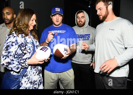 3. jährliche David Tyree Charity Bowl zugunsten der Organisation "Kinder der Stadt" Lucky Strikes Bowling mit New York: Jacob Huesman Unterzeichnung eines Fußballs wo: Manhattan, New York, USA bei: Kredit-6. Juni 2017: Rob Rich/WENN.com Stockfoto