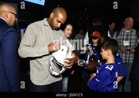 3. jährliche David Tyree Charity Bowl zugunsten der Organisation "Kinder der Stadt" Lucky Strikes Bowling mit New York: David Tyree Unterzeichnung einen Helm wo: Manhattan, New York, USA bei: Kredit-6. Juni 2017: Rob Rich/WENN.com Stockfoto