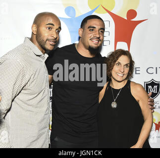 3. jährliche David Tyree Charity Bowl zugunsten der Organisation "Kinder der Stadt" Lucky Strikes Bowling mit New York: David Tyree, NY Riesen Olivier Vernon, Joyce Mattera Where: Manhattan, New York, USA bei: Kredit-6. Juni 2017: Rob Rich/WENN.com Stockfoto