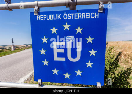 Signalisierung Verkehrszeichen für Fahrer geben Sie das Gebiet von Österreich, der Grenze zu Tschechien, die Europäische Union, Europa Stockfoto