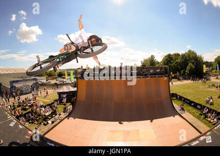 BMX'ers führen Tricks während der BMX-Weltmeisterschaft während des NASS-Festivals 2017 im Royal Bath & West Showground in Shepton Mallet, Somerset, durch. Stockfoto