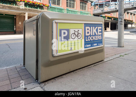 Toronto, Kanada - 26. Juni 2017: Fahrrad Schließfächer bieten sichere Fahrrad-Parken in Toronto Stockfoto