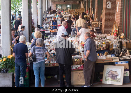 Toronto, Kanada - 25. Juni 2017: jeden Sonntag Antiquitäten Ausstellung und Verkauf, die stattfindet, auf dem St. Lawrence Market Stockfoto